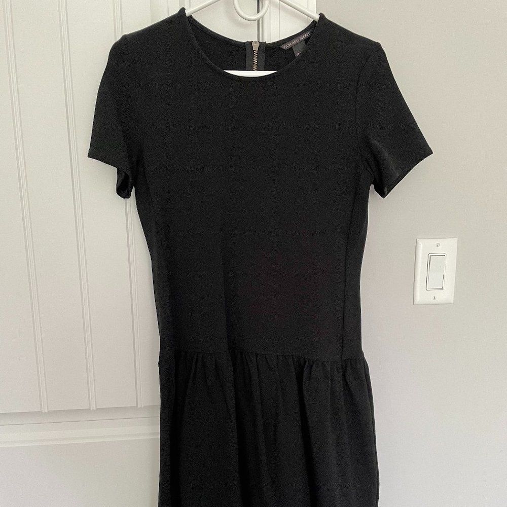 Black dress short sleeve dress with cute ruffle detail | Size Small